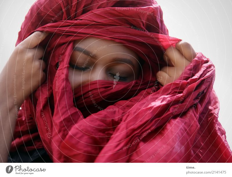 Arabella feminin Frau Erwachsene 1 Mensch Stoff Kopftuch Bewegung Denken festhalten träumen schön Wärme rot Gefühle Glück Zufriedenheit Leidenschaft Vertrauen