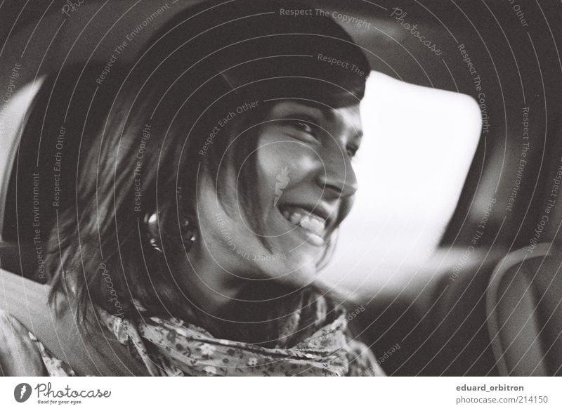 Autofahrt Stil Mensch feminin Junge Frau Jugendliche Erwachsene Kopf 1 18-30 Jahre Autofahren PKW Stoff Tuch brünett langhaarig Scheitel Lächeln lachen sitzen