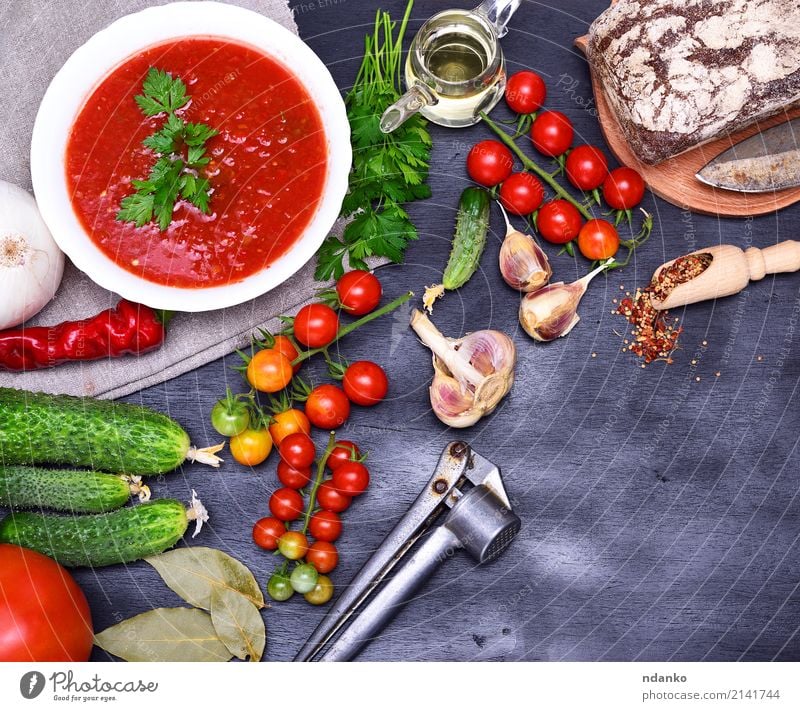 Gazpacho spanische kalte Suppe Lebensmittel Gemüse Brot Eintopf Kräuter & Gewürze Ernährung Mittagessen Abendessen Vegetarische Ernährung Diät Teller Sommer