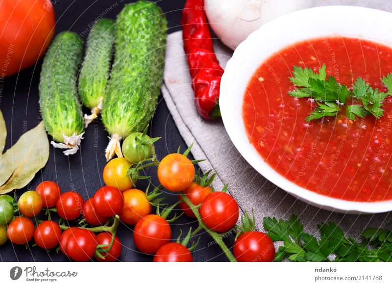Kalte Sommer Suppe Gazpacho Gemüse Eintopf Kräuter & Gewürze Ernährung Mittagessen Abendessen Vegetarische Ernährung Diät Teller Tisch Küche Holz dick frisch