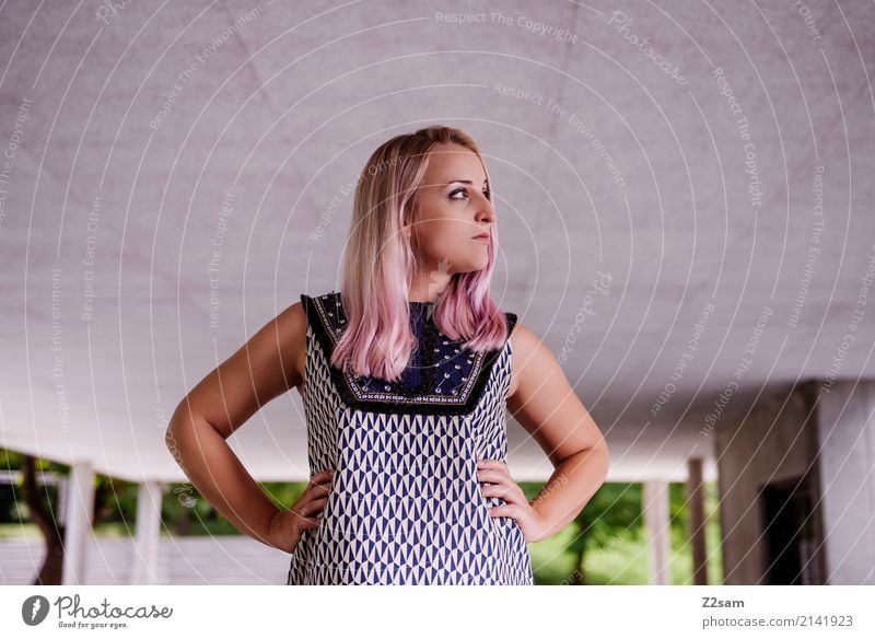 FALL 2017 Lifestyle elegant Stil feminin Junge Frau Jugendliche 18-30 Jahre Erwachsene Stadt Mode Kleid blond langhaarig Coolness trendy modern rosa Kraft