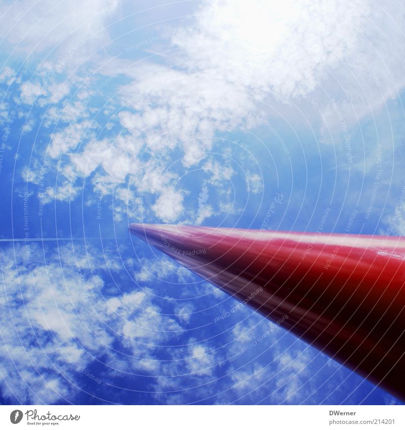 Wolkensäule Stil Design Freiheit Fortschritt Zukunft Himmel außergewöhnlich hell rot Stab Säule Fahnenmast Farbfoto Außenaufnahme Detailaufnahme Luftaufnahme