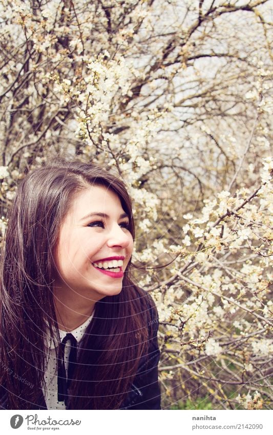 Junge glückliche Frau, die nah an einem blühenden Baum aufwirft Lifestyle Stil Freude Wellness Leben Mensch feminin Junge Frau Jugendliche 1 18-30 Jahre