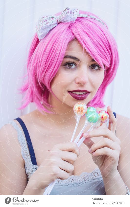 Junge Frau mit dem rosa Haar hält bunte Lutscher Süßwaren Lollipop Stil schön Mensch feminin Jugendliche 1 18-30 Jahre Erwachsene Haarband Haare & Frisuren