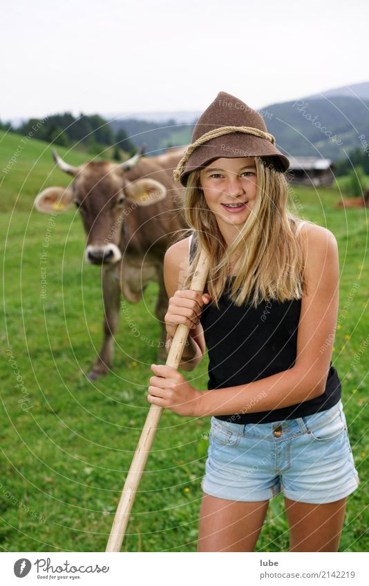 Cowgirl Matilda 3 Freude Glück Landwirtschaft Forstwirtschaft Mädchen Junge Frau Jugendliche blond Tier Haustier Kuh Freundlichkeit Fröhlichkeit Zufriedenheit