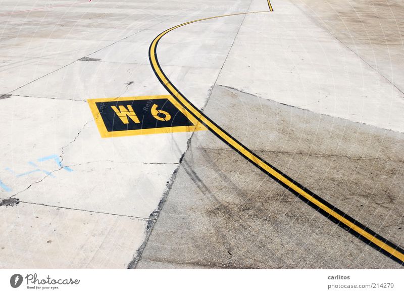 Ich mach mal die Biege Verkehrswege Flughafen Landebahn warten Beton Linie Schilder & Markierungen Bogen Fuge Bruch Buchstaben Ziffern & Zahlen 6 9 gelb schwarz