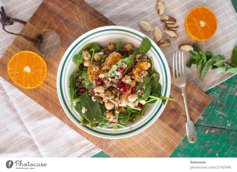 Mittagstisch Lebensmittel Salat Salatbeilage Frucht Orange Granatapfel Granatapfelkern Minze Minzeblatt Feldsalat Spinat Couscous Kichererbsen Nuss Bioprodukte