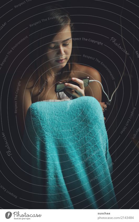 mädchen sitzt in eine decke gehüllt und guckt in ihr smartphone Mädchen Kind Jugendliche Junge Frau 13-18 Jahre Internet Telefon SMS Social Media Gesicht Handy