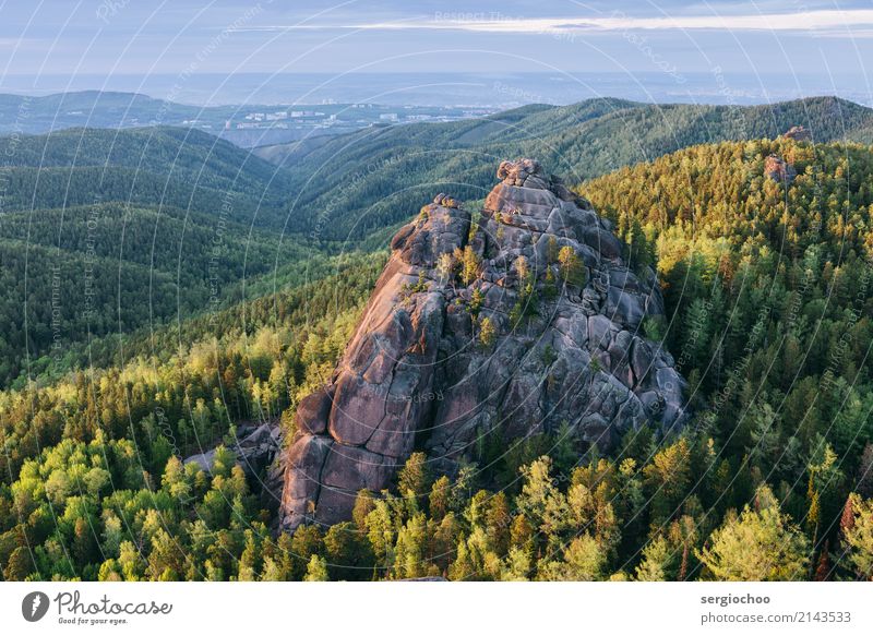 der Rock-Riese Umwelt Natur Landschaft Wolken Sonnenaufgang Sonnenuntergang Sommer Herbst Schönes Wetter Wald Hügel Felsen Berge u. Gebirge Energie Abenteuer