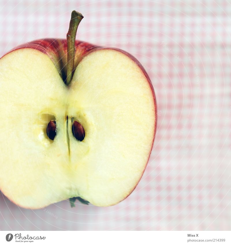 Apfel Lebensmittel Frucht Ernährung Bioprodukte Vegetarische Ernährung Diät frisch lecker saftig sauer süß genießen Gesundheit Kerne Stengel aufgeschnitten
