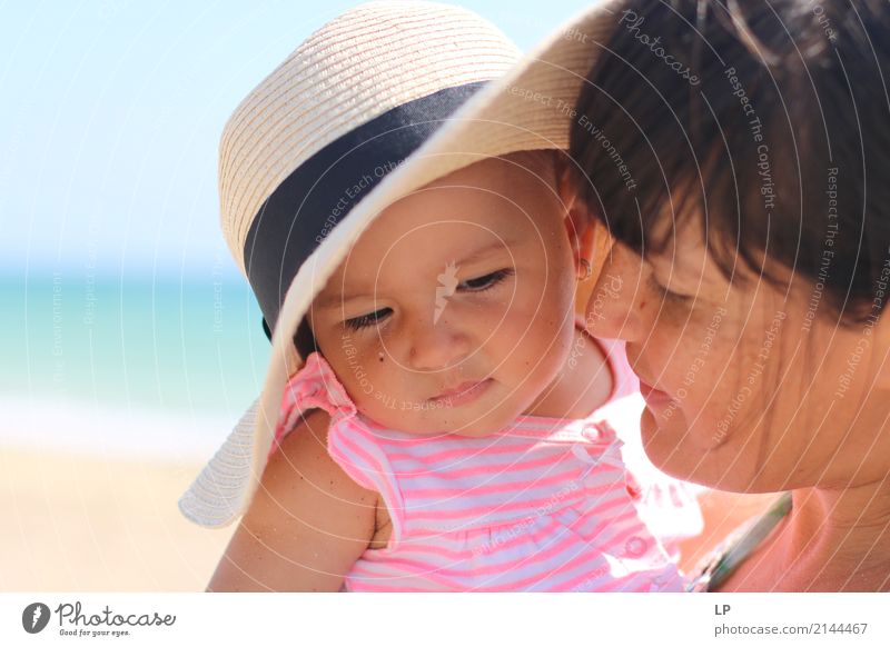 Mutter schaut mit Bewunderung auf Baby Kind Lifestyle schön Ferien & Urlaub & Reisen Häusliches Leben Muttertag Kindererziehung Bildung Mensch Kleinkind