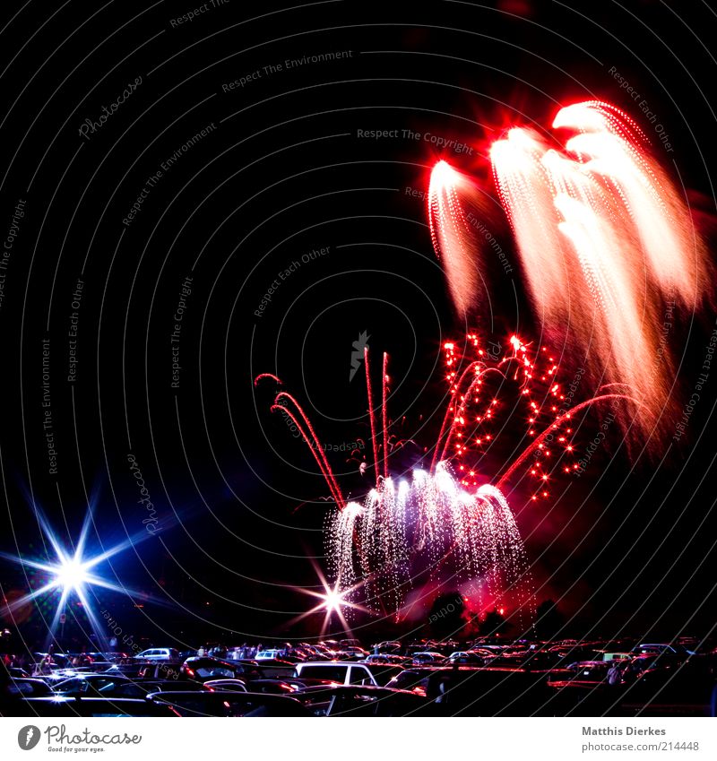 600 ist kein Jubiläum bevölkert ästhetisch Feuerwerk PKW Parkplatz mehrfarbig Explosion Farbfoto Außenaufnahme Menschenleer Textfreiraum oben Nacht Nachthimmel