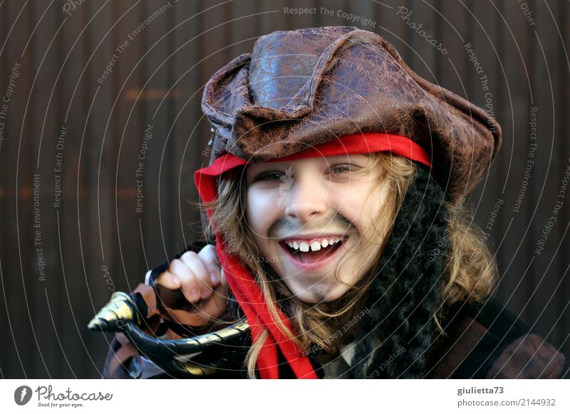 Pirate fun Freude Feste & Feiern Karneval Kind Junge Kindheit 1 Mensch 8-13 Jahre Schauspieler Säbel Hut Kopftuch Piratenkostüm blond langhaarig Locken Bart