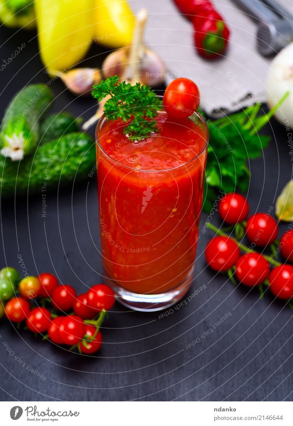 Frisch gemachter Saft von der roten Tomate Gemüse Kräuter & Gewürze Vegetarische Ernährung Diät Glas Küche Holz frisch grün schwarz Kirsche Paprika Hintergrund