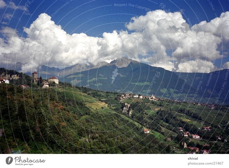 Dorf Tirol Südtirol Wolken Panorama (Aussicht) Kumulus Berge u. Gebirge Alpen Gewitter Burg oder Schloss groß