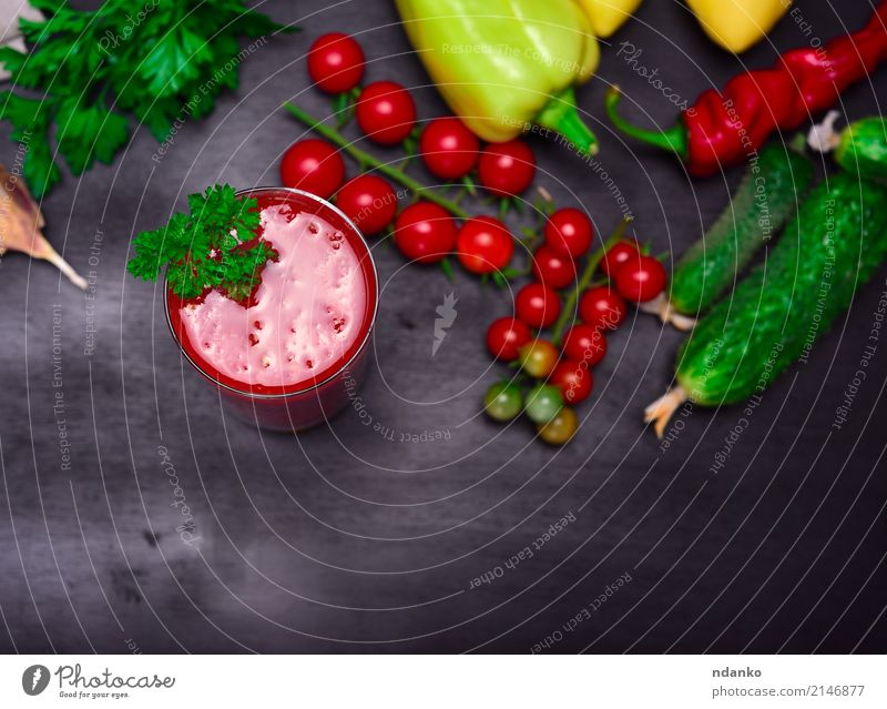 Tomatensaft in einem Glas Gemüse Kräuter & Gewürze Vegetarische Ernährung Diät Erfrischungsgetränk Saft Küche Holz grün rot schwarz Kirsche Paprika Hintergrund