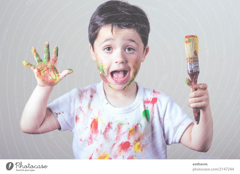 Junge mit bemaltem Gesicht und T-Shirt-Malerei Lifestyle Freude Kinderspiel Bildung Kindergarten Schule Mensch maskulin Kleinkind Kindheit 1 3-8 Jahre Künstler