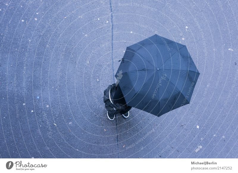 Mensch mit Regenschirm von oben 1 stehen Wetter anonym Vogelperspektive schlecht schlechtes Wetter minimalistisch Farbfoto Außenaufnahme Textfreiraum links Tag