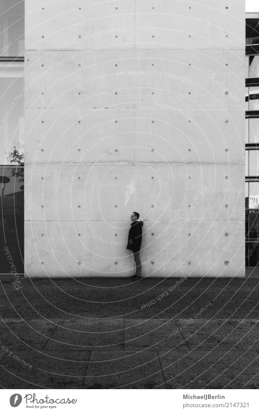 Mann steht an einer Wand maskulin Junger Mann Jugendliche 1 Mensch 18-30 Jahre Erwachsene Hauptstadt Mauer Jacke stehen Schwarzweißfoto Außenaufnahme Berlin
