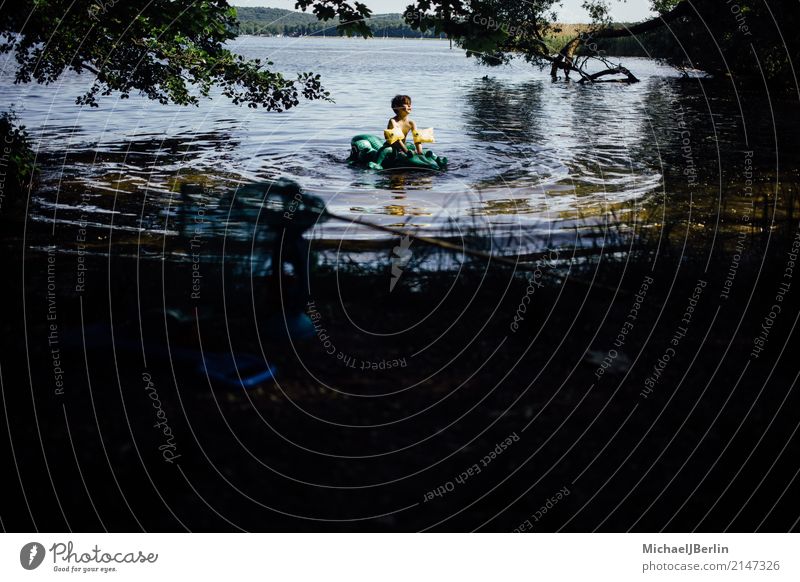 Junge sitzt auf luftgefülltem Plastik Krokodil in einem See Schwimmen & Baden maskulin Kleinkind 1 Mensch 3-8 Jahre Kind Kindheit Wasser Sonne Sommer Wärme Baum
