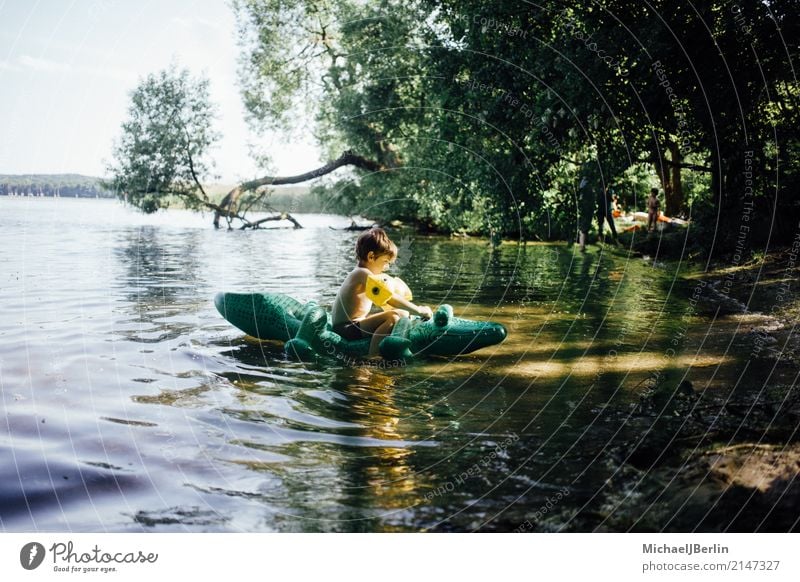 Junge sitzt auf luftgefülltem Plastik Krokodil in einem See Freude Schwimmen & Baden maskulin Kleinkind 1 Mensch 3-8 Jahre Kind Kindheit Wasser Sommer Wärme
