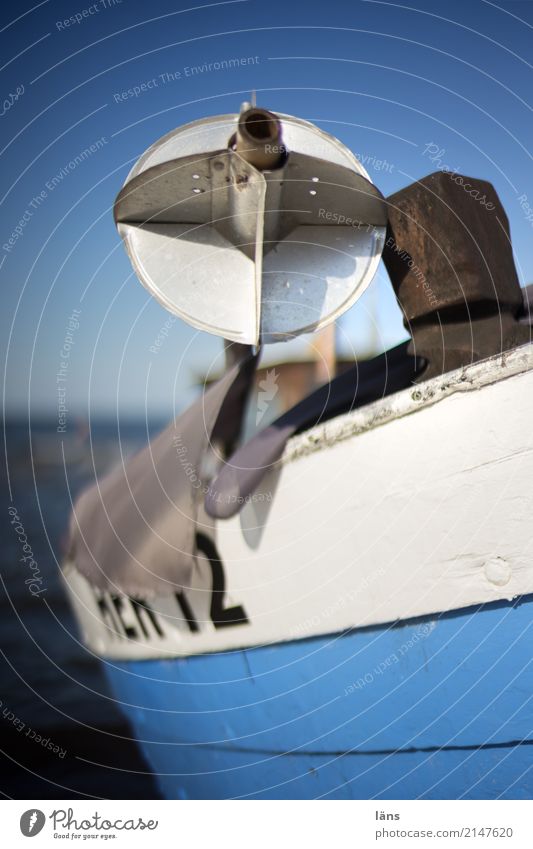 Fischerboot Fischereiwirtschaft Motorboot authentisch maritim blau weiß stagnierend Himmel Horizont Meer Usedom Farbfoto Außenaufnahme Textfreiraum oben Tag