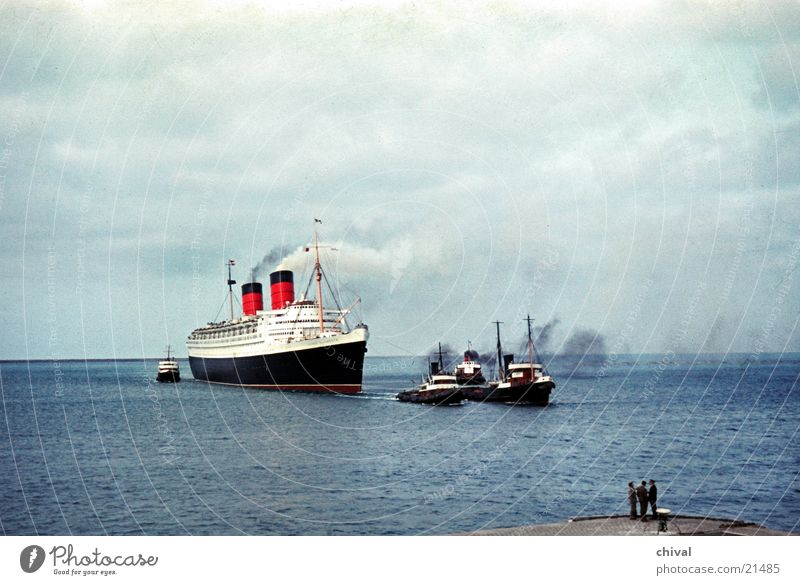 Queen Elizabeth Meer Wasserfahrzeug Schlepper Schifffahrt Kreuzfahrt Frankreich Europa Lotsen Hafen Queen Mary