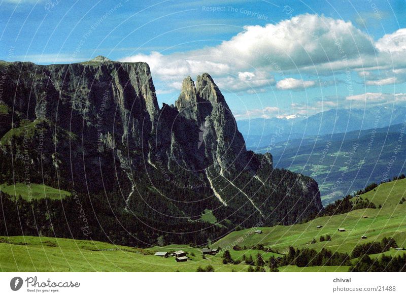Seiseralm Südtirol Seiser Alm Hochebene Wiese Wolken körnig Berge u. Gebirge Alpen Santerspitze Felsen Spitze Aussicht Ferne Korn