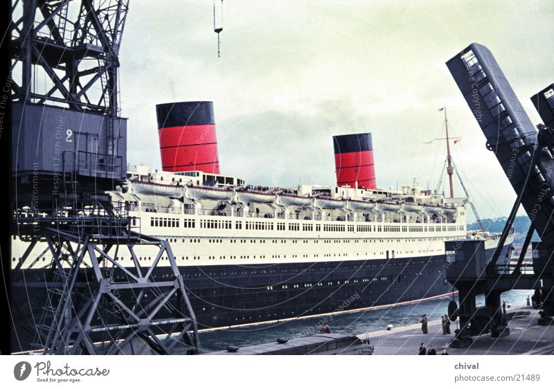 Queen Elizabeth #2 Wasserfahrzeug Dampfschiff Meer Dock Kran verladen Mole Europa Hafen