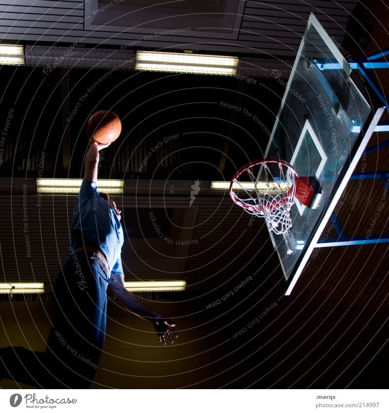 Einlochen Lifestyle Freizeit & Hobby Sport Sportler Basketball Basketballkorb maskulin Junger Mann Jugendliche 1 Mensch 18-30 Jahre Erwachsene fliegen springen