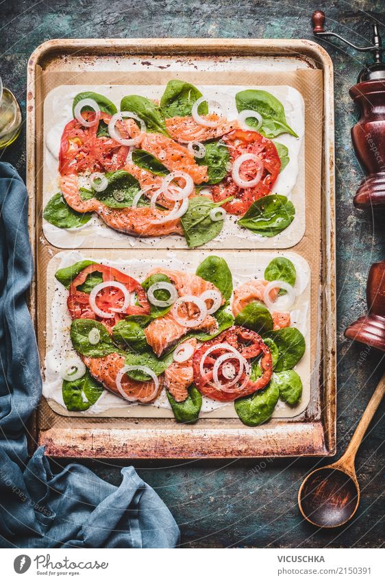 Flammkuchen mit Lachs und Spinat Lebensmittel Fisch Gemüse Teigwaren Backwaren Ernährung Abendessen Bioprodukte Vegetarische Ernährung Diät Geschirr Stil Design