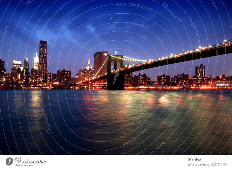 New York City - Brooklyn Bridge Stadt Skyline Haus Hochhaus Bankgebäude Brücke Gebäude Architektur Schifffahrt Bootsfahrt Ferne gigantisch schön Farbfoto