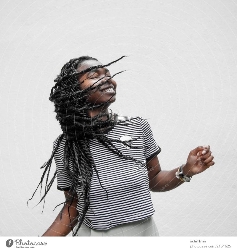 Junge afroamerikanische Frau  tanzt Mensch feminin Junge Frau Jugendliche Haare & Frisuren 13-18 Jahre 18-30 Jahre Erwachsene Lächeln lachen Tanzen