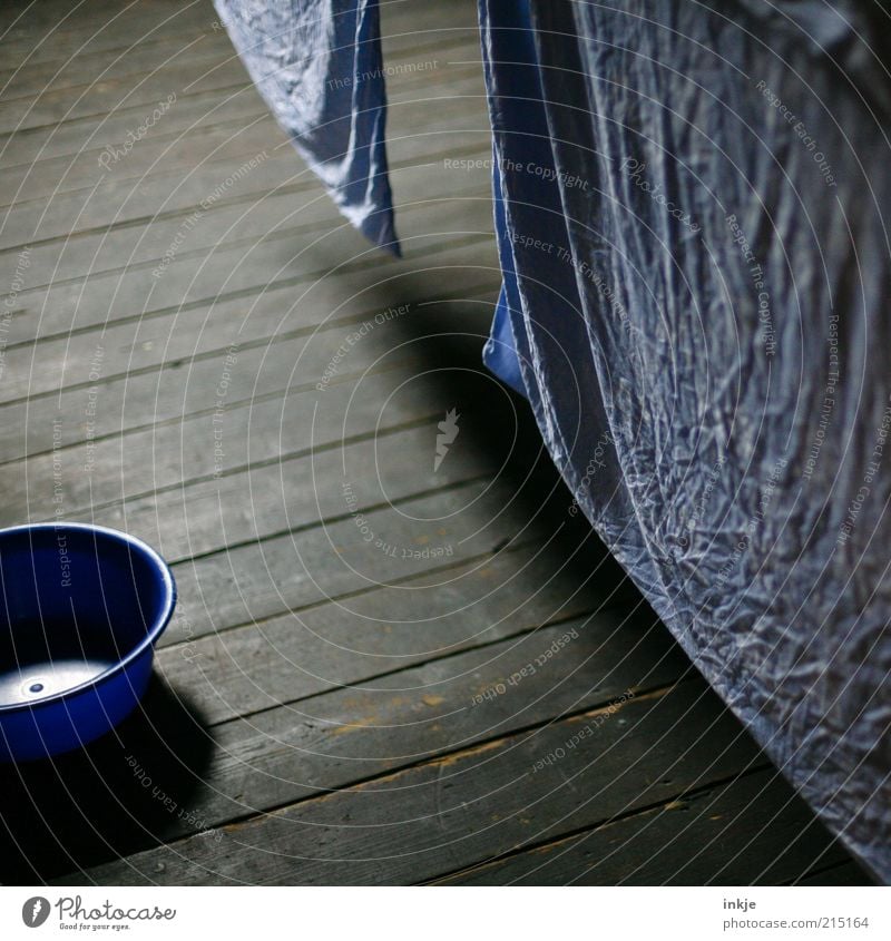 Waschtag Häusliches Leben Dachboden Holzfußboden Bettwäsche Bettlaken frisch Sauberkeit trocken blau braun Stimmung trocknen Wäsche waschen Falte Wäscheleine