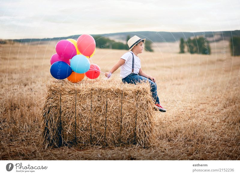 Junge mit Ballonen auf dem Gebiet Lifestyle Freude Wellness Kinderspiel Mensch Kleinkind Kindheit 1 3-8 Jahre Natur Frühling Sommer Wiese Globus Fitness