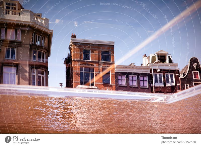 Ein Augenblick... Ferien & Urlaub & Reisen Sightseeing Himmel Amsterdam Niederlande Haus Bootsfahrt Blick blau braun Reflexion & Spiegelung Irritation Farbfoto