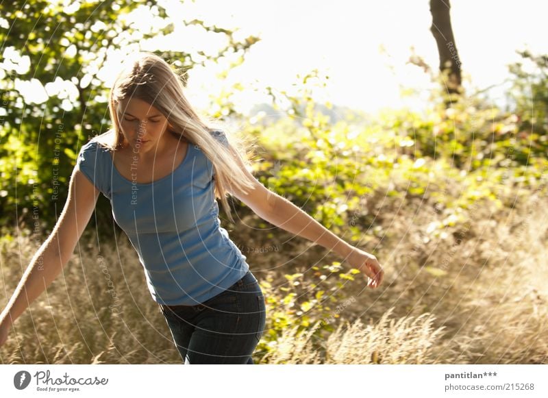 Bosquelina2 Mensch feminin Junge Frau Jugendliche Erwachsene 1 18-30 Jahre Natur Pflanze Sommer Schönes Wetter Sträucher Wald Waldlichtung T-Shirt Jeanshose