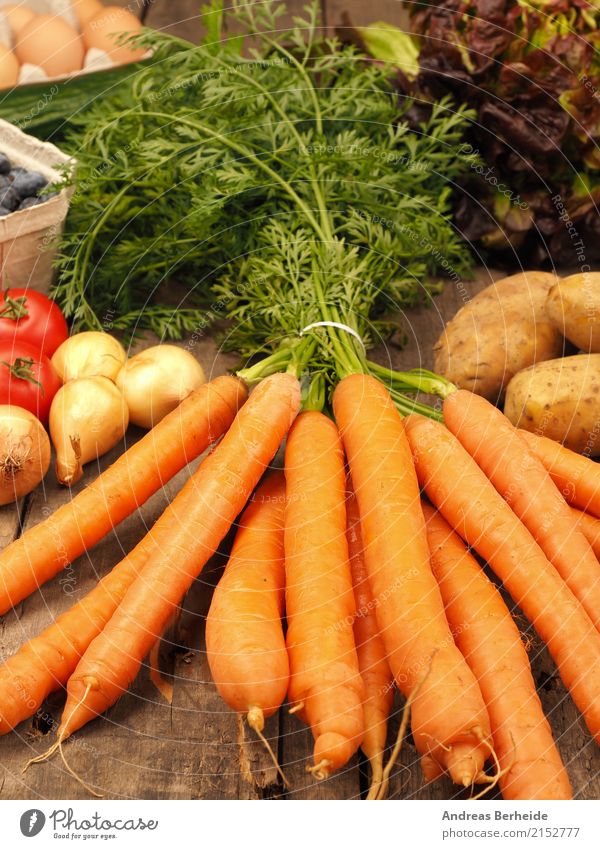 Möhrchen Lebensmittel Gemüse Bioprodukte Vegetarische Ernährung Sommer Gesundheit lecker orange antioxidant carrots concept cucumber delicious diet gardening