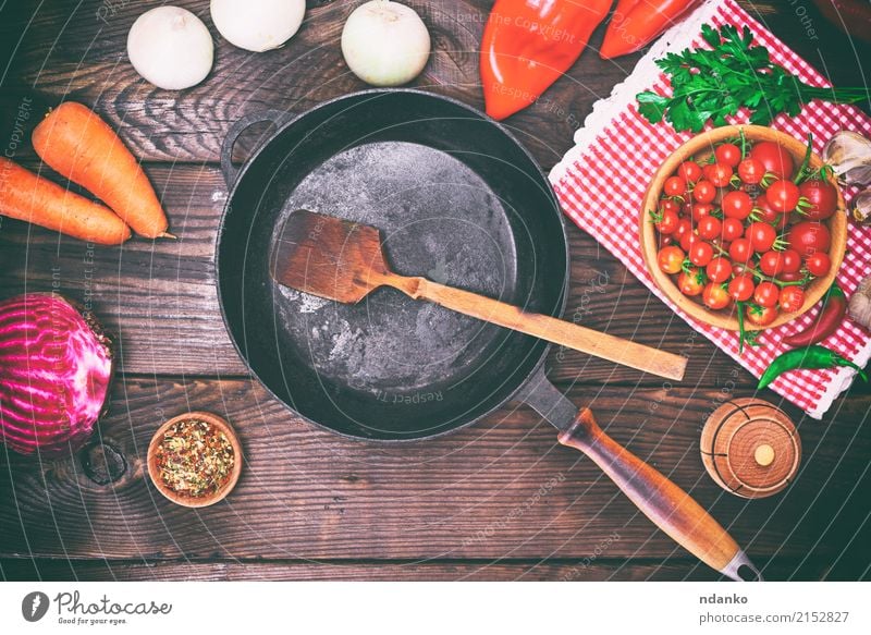 Leere schwarze Bratpfanne Gemüse Kräuter & Gewürze Pfanne Löffel Tisch Küche Holz Metall alt frisch rot Hintergrund Rote Beete Möhre Gußeisen Koch