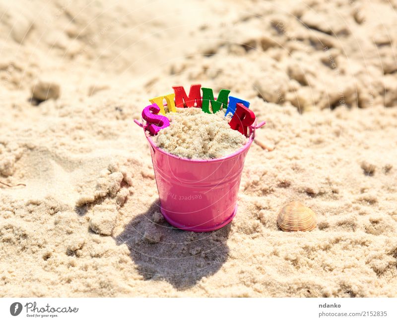 Rosa Baby Eimer mit Sand Freude Erholung Spielen Ferien & Urlaub & Reisen Ausflug Sommer Sonne Strand Meer Kind Natur Küste Spielzeug Holz blau gelb rosa