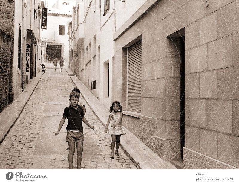 Lloret de mar Gasse Spanien Kind Spielen Neubau Haus Menschengruppe Straße Armut