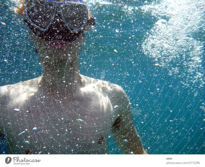 Unterwasseraufnahme eines schwimmenden Manns Lifestyle Schwimmen & Baden Ferien & Urlaub & Reisen Tourismus Sommer Sommerurlaub Meer Wellen Sport Wassersport