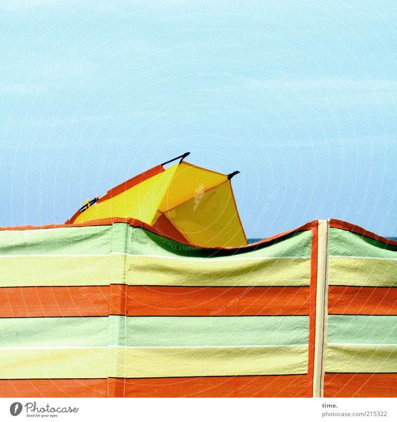 Sperrgebiet mehrfarbig Außenaufnahme Himmel Sichtschutz Textilien Strandmuschel Wetterschutz Ferien & Urlaub & Reisen Streifen parallel Sicherheit Schutz