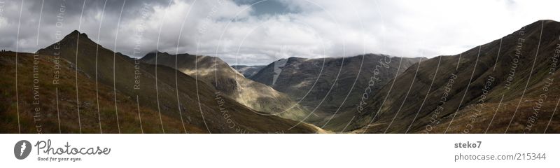 Highlands Landschaft Wolken Berge u. Gebirge Gipfel atmen Blick Ferne Horizont Schottland Tal kahl karg Unendlichkeit Gedeckte Farben Außenaufnahme Menschenleer