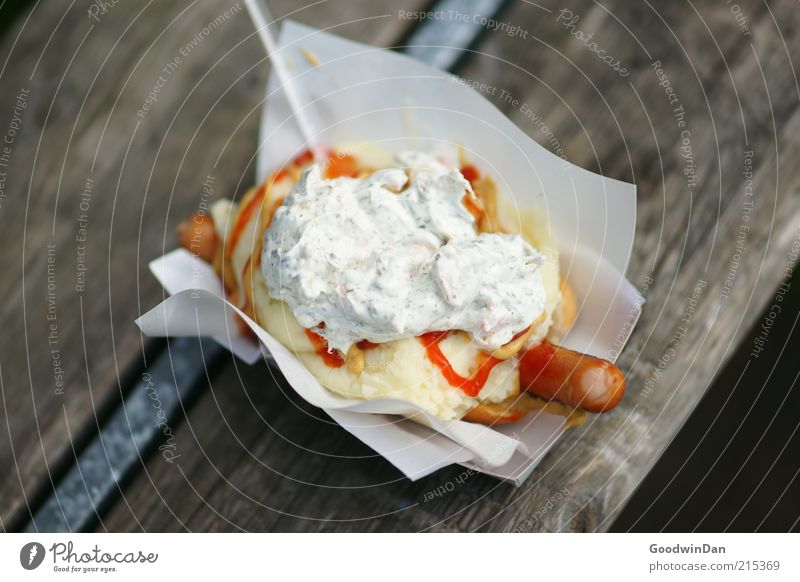 Schwedische Empfehlung. Lebensmittel Hotdog Kartoffelpüree Ketchup Ernährung Mittagessen lecker Farbfoto Außenaufnahme Menschenleer Tag Schwache Tiefenschärfe