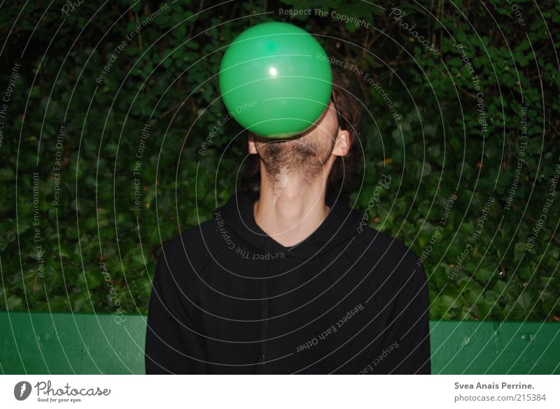 Seelöwe. maskulin 1 Mensch 18-30 Jahre Jugendliche Erwachsene Pullover Luftballon Spielen trashig verrückt grün kindlich Farbfoto mehrfarbig Außenaufnahme