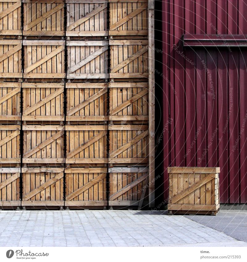 geburtstagspäckchen für almo Kiste Holzkiste Außenaufnahme Schatten braun rot Tor Scheunentor Landwirtschaft Stapel hochkant passend parken bereit gestellt