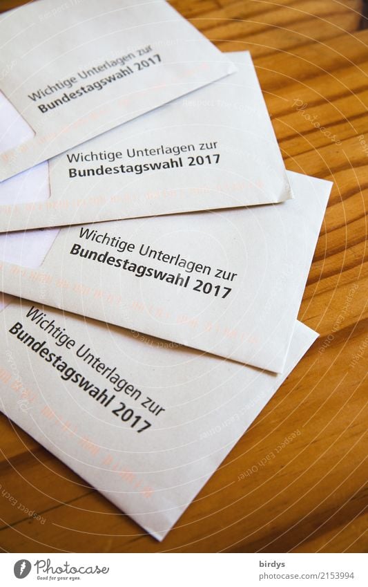 Wahlgang Tisch Brief Briefumschlag Wahlen wählen Bundestagswahlen Schriftzeichen authentisch Originalität Optimismus Neugier Entschlossenheit Erwartung