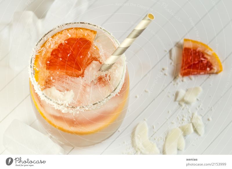 Frische Grapefruit mit Kokosnussraspeln in Wasser Frucht Eiswürfel Bioprodukte Vegetarische Ernährung Getränk Erfrischungsgetränk Trinkwasser Limonade Glas