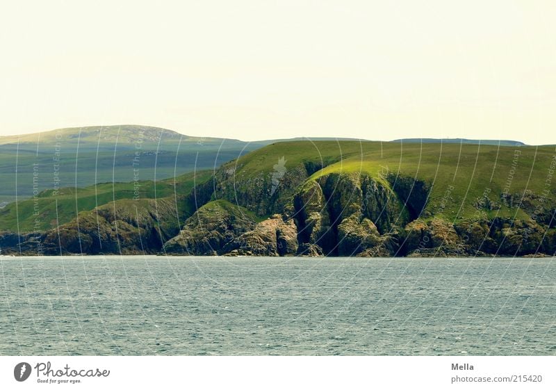 Faltenwurf Ferne Freiheit Umwelt Natur Landschaft Urelemente Hügel Felsen Küste Meer Klippe ästhetisch natürlich grün Stimmung Sehnsucht Heimweh Fernweh bizarr